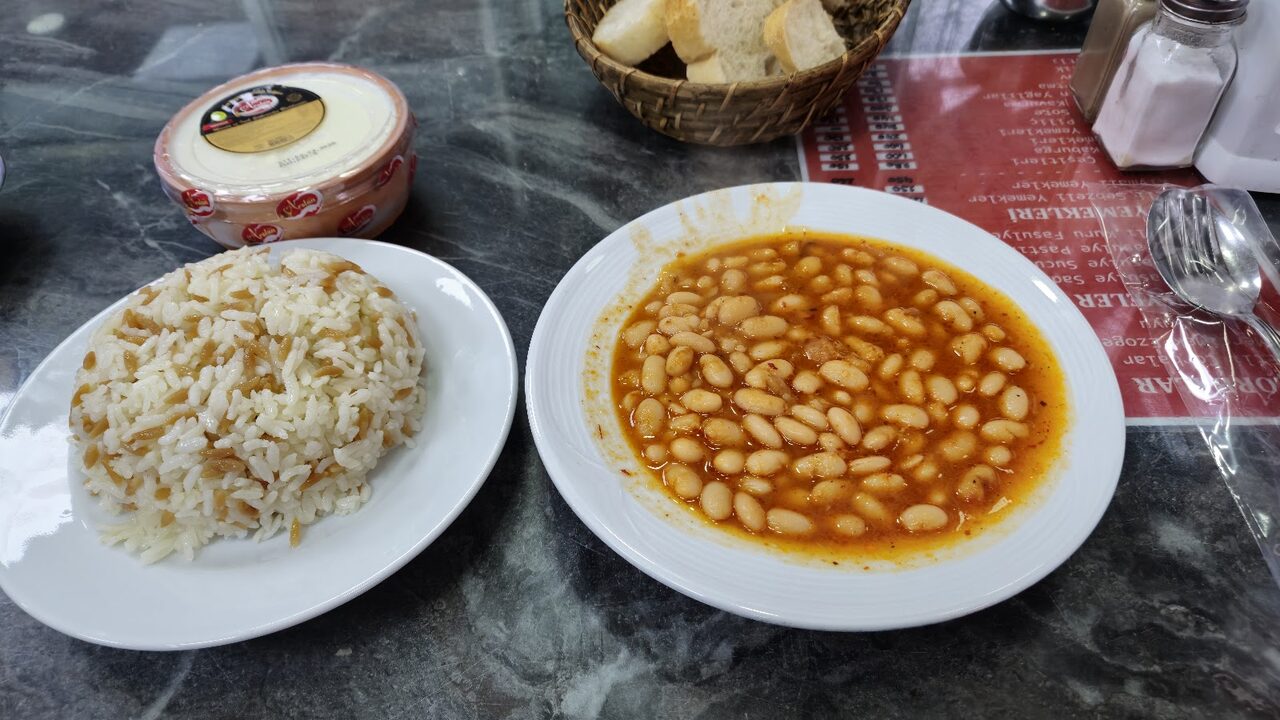 Kuru fasulye ve tane pirinç pilavı